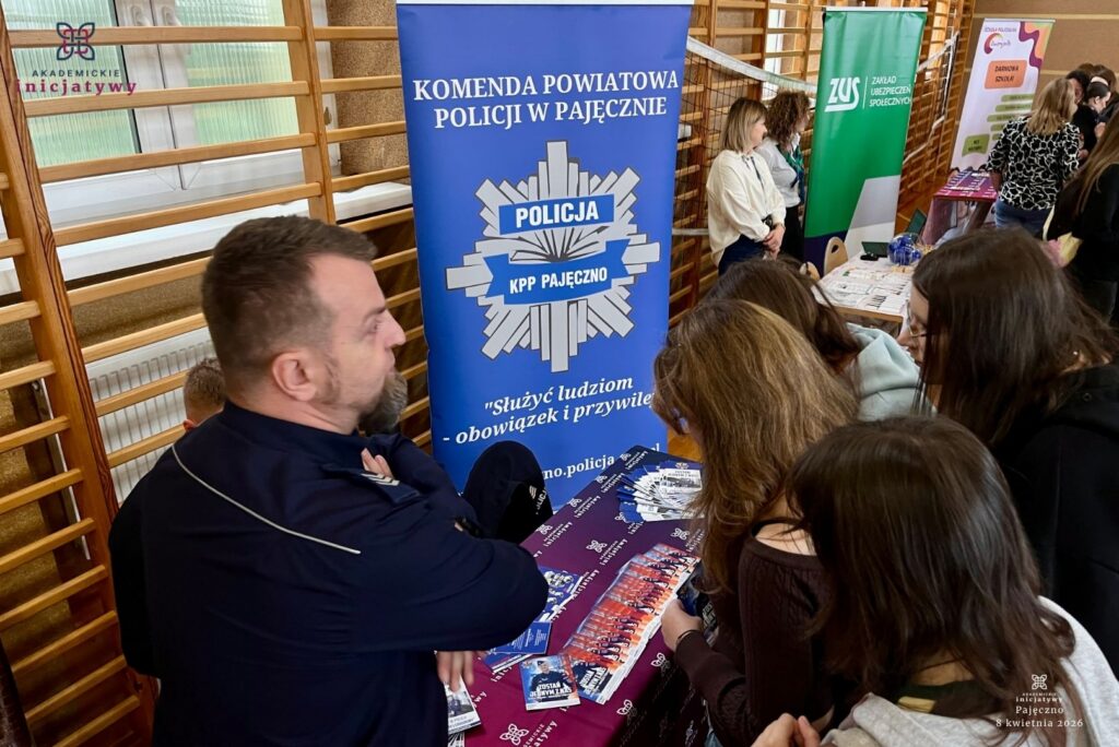 zdjęcie przedstawia grupę osób