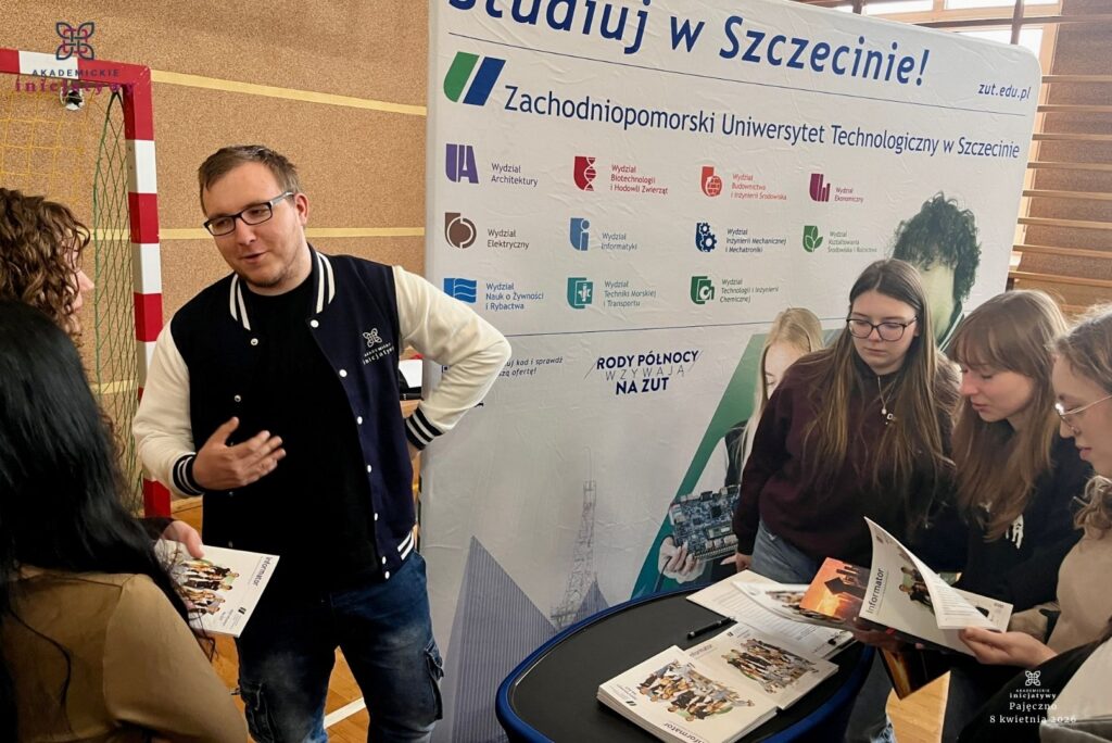 zdjęcie przedstawia grupę osób