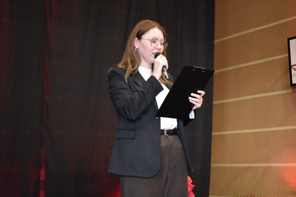 zdjęcie przedstawia grupę osób