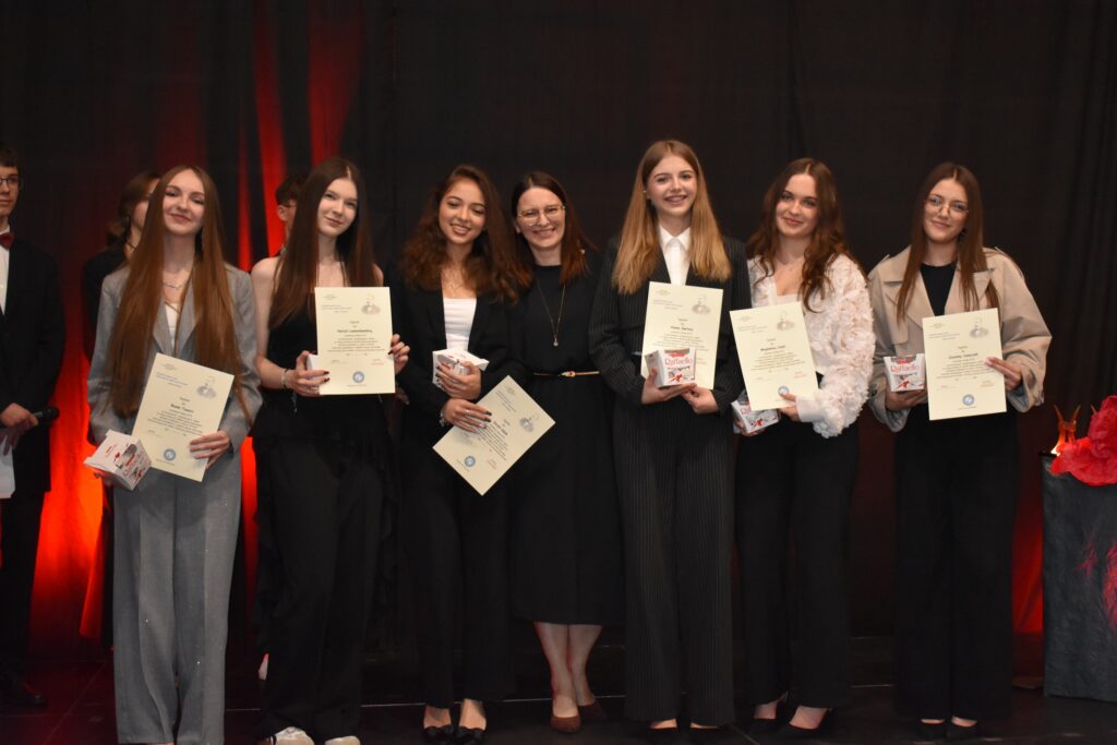 zdjęcie przedstawia grupę osób