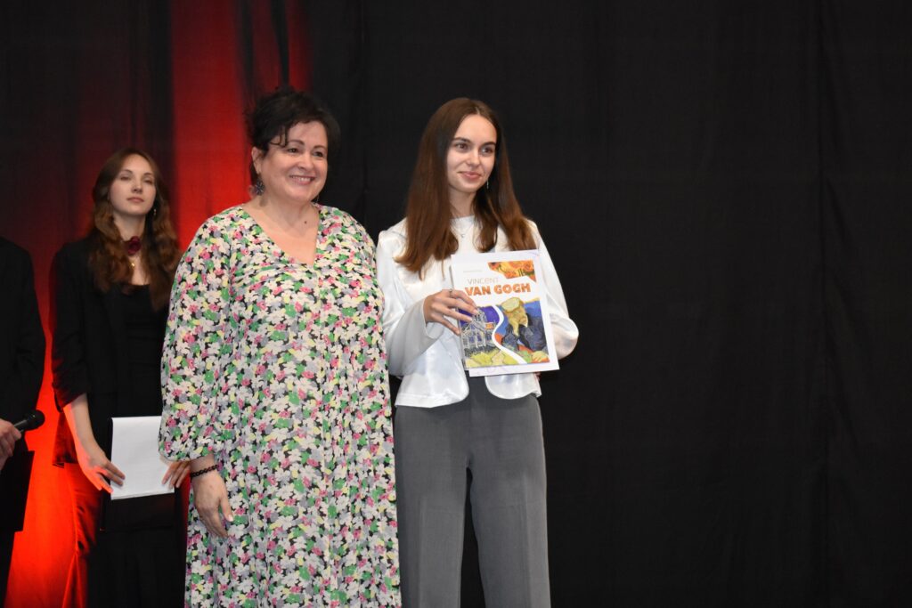 zdjęcie przedstawia grupę osób