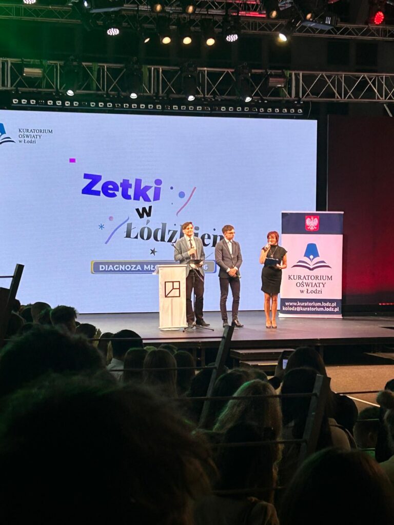 zdjęcie przedstawia grupę osób