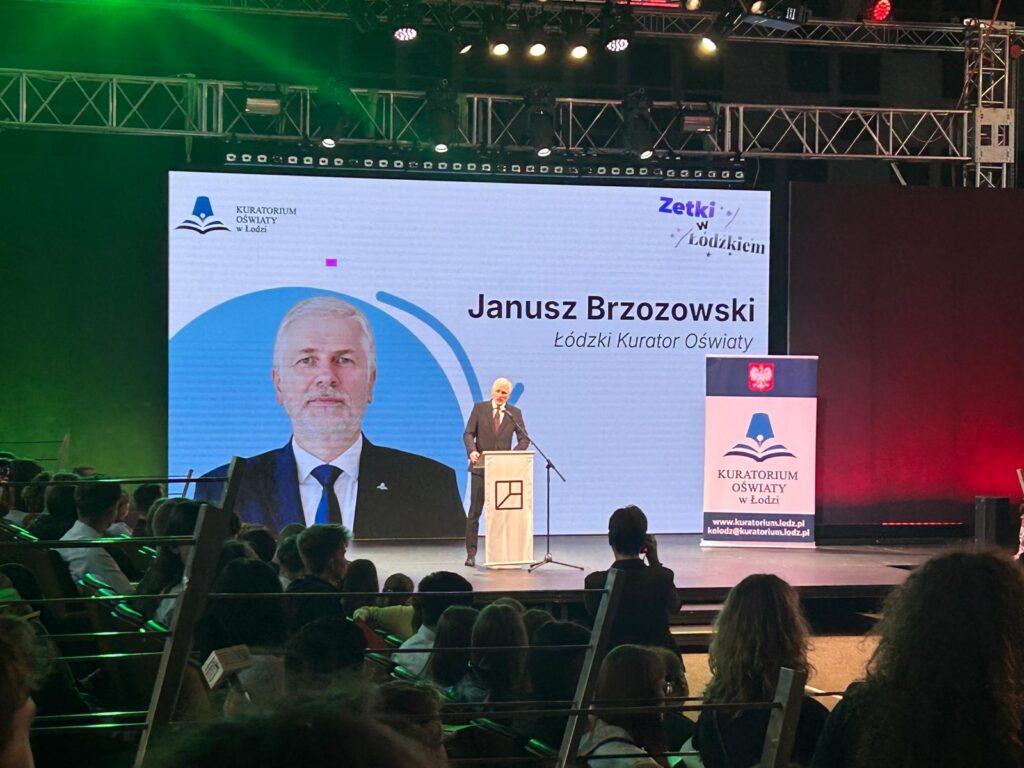 zdjęcie przedstawia grupę osób