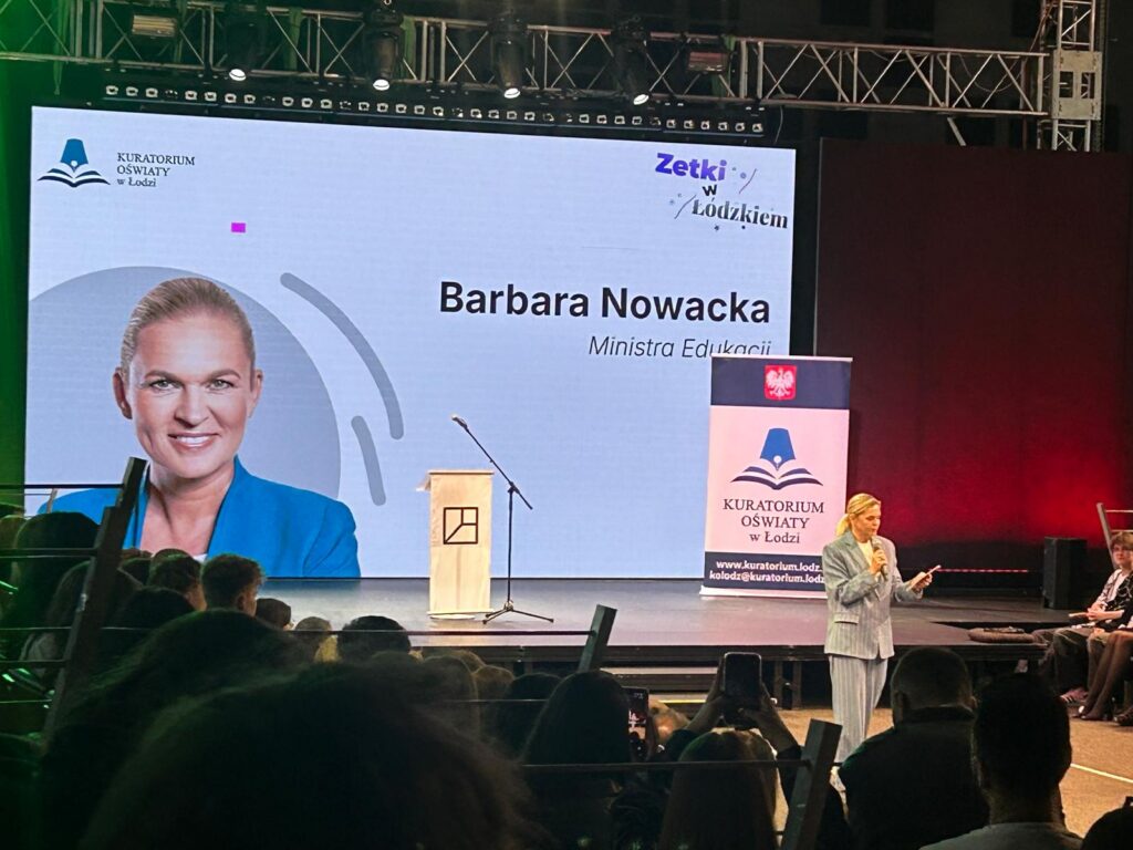 zdjęcie przedstawia grupę osób