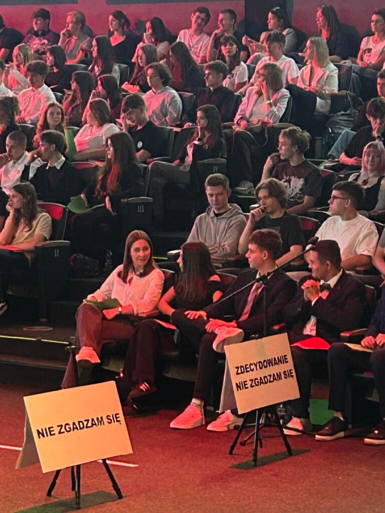 zdjęcie przedstawia grupę osób