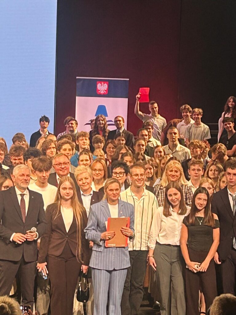 zdjęcie przedstawia grupę osób
