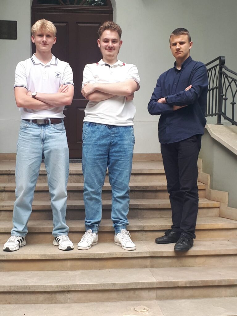 zdjęcie przedstawia grupę osób