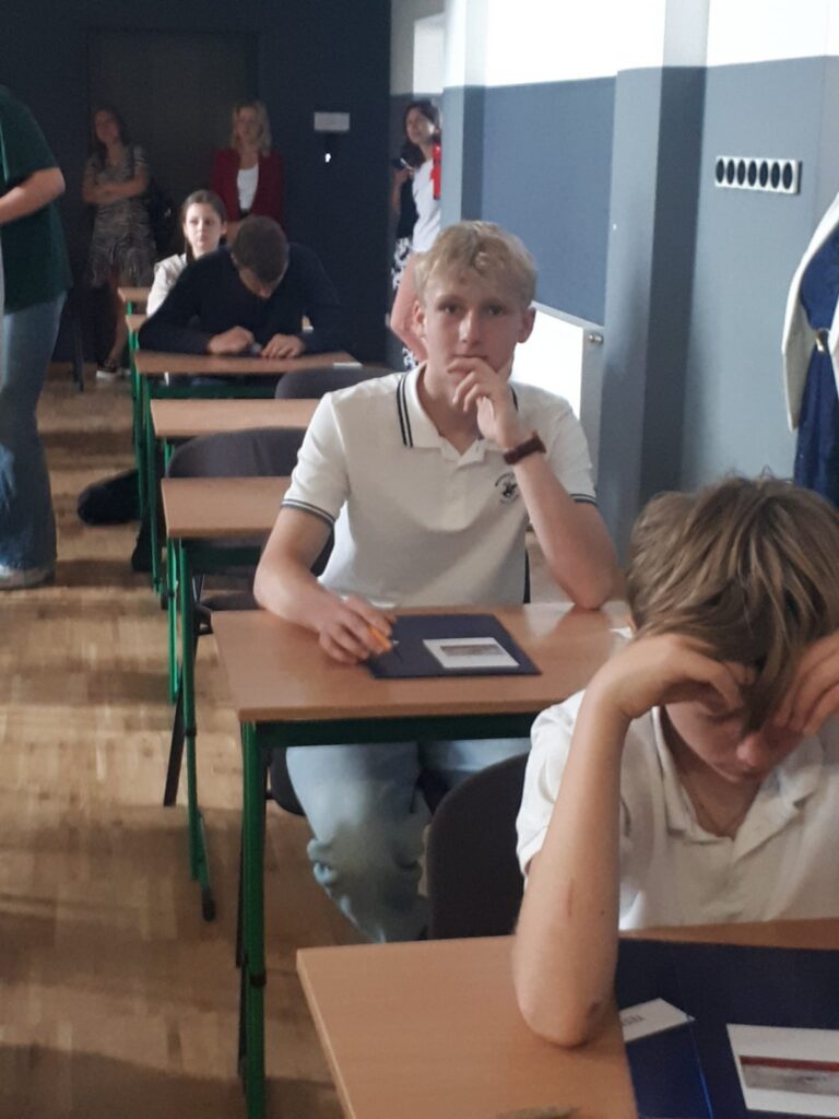 zdjęcie przedstawia grupę osób
