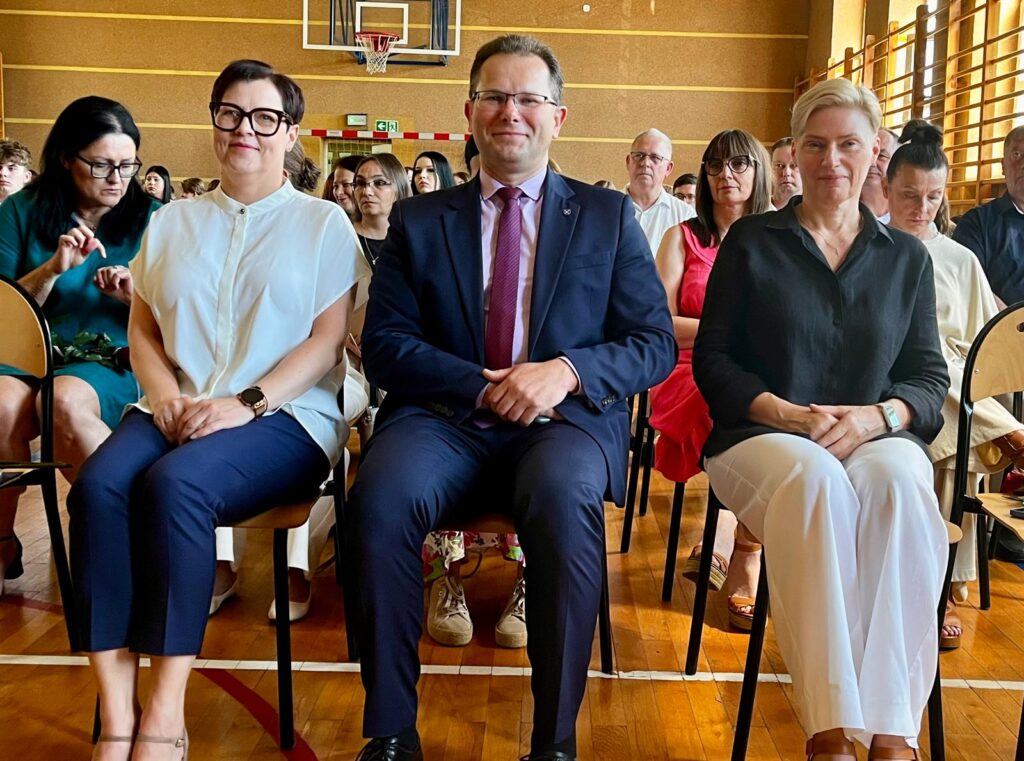 zdjęcie przedstawia grupę osób