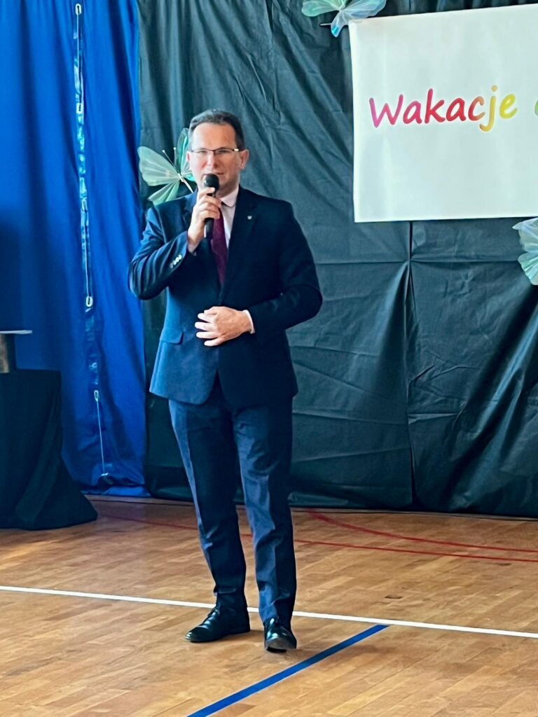 zdjęcie przedstawia grupę osób