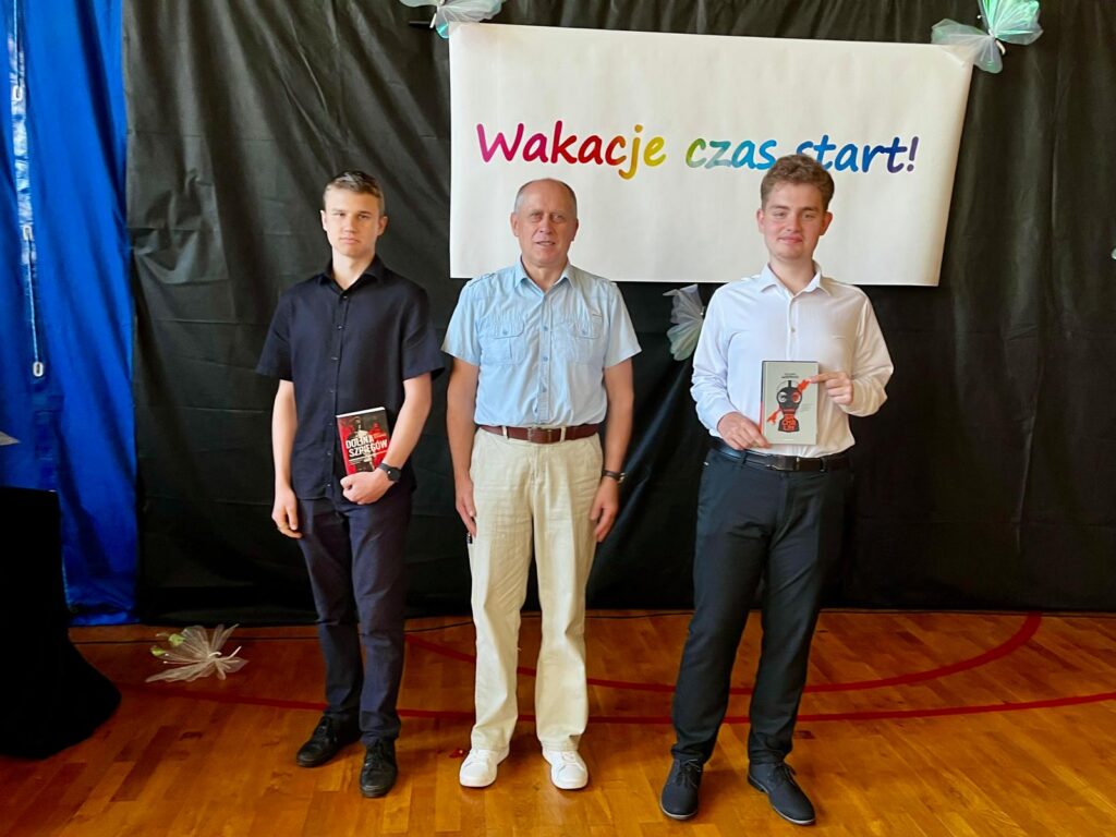 zdjęcie przedstawia grupę osób