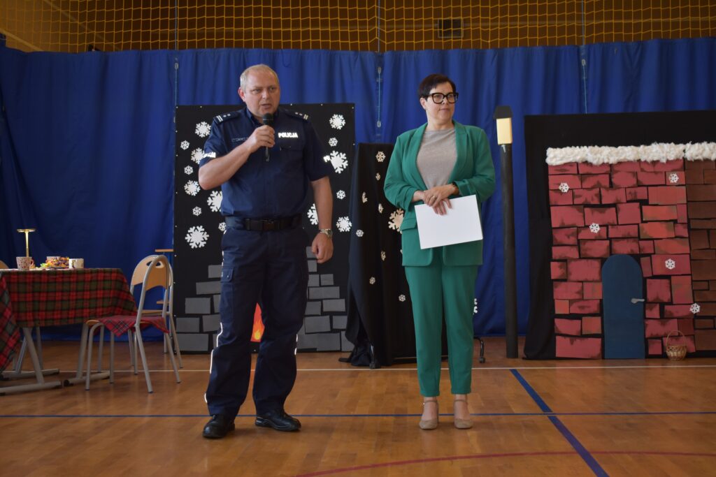 zdęcie przedstawia grupę osób