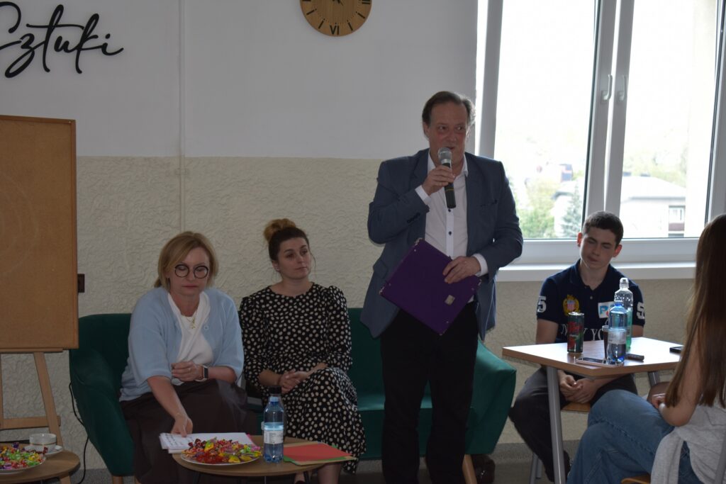 zdęcie przedstawia grupę osób
