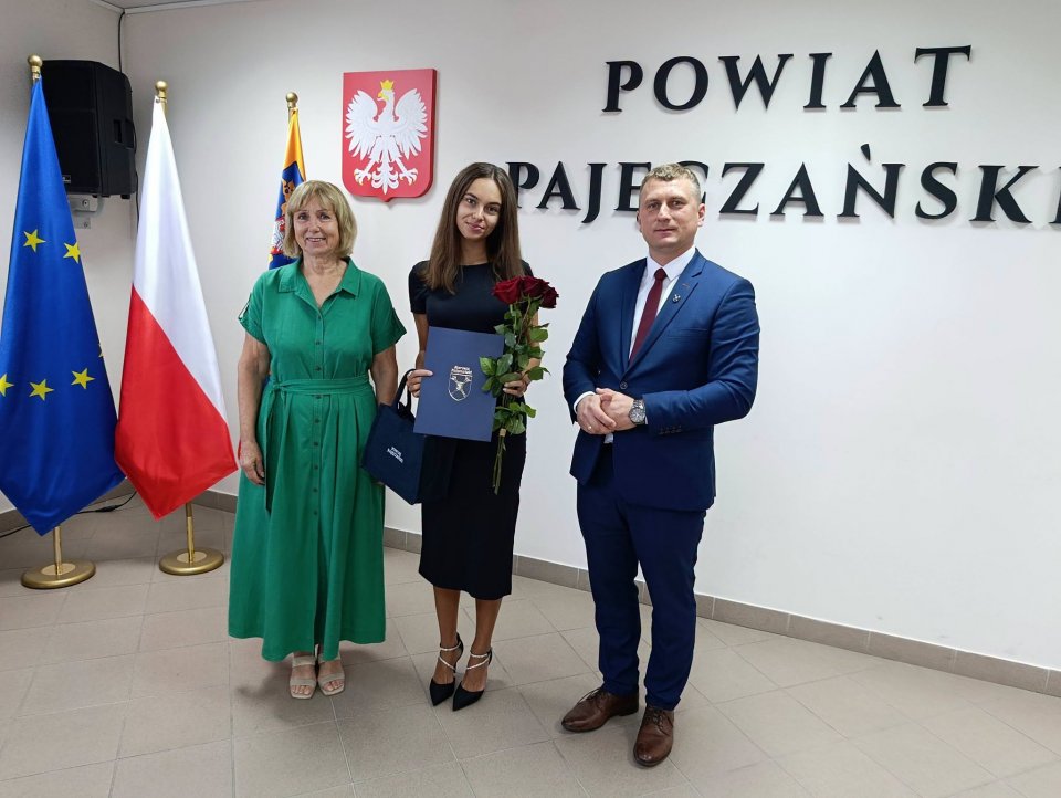 zdjęcie przedstawia grupę osób