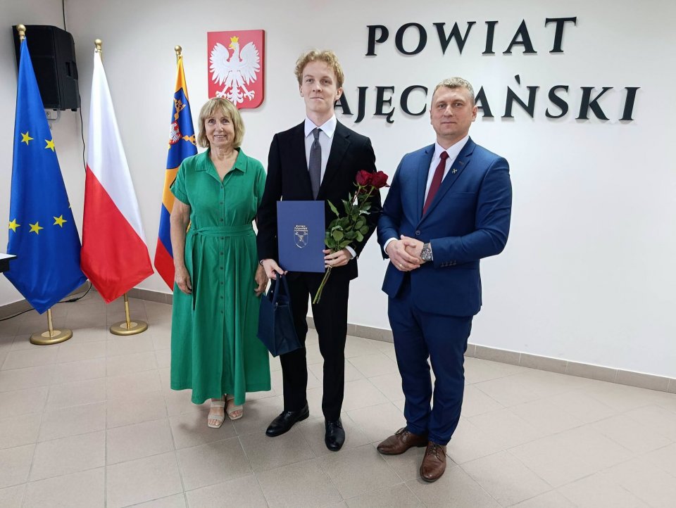 zdjęcie przedstawia grupę osób