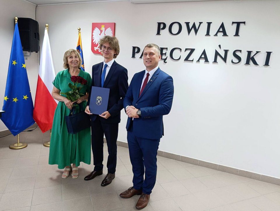 zdjęcie przedstawia grupę osób