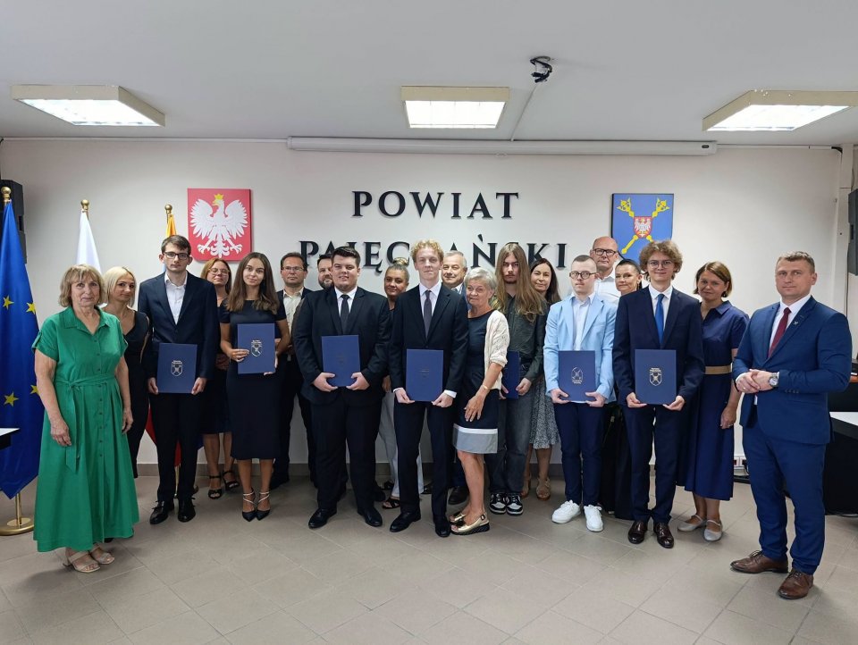 zdjęcie przedstawia grupę osób
