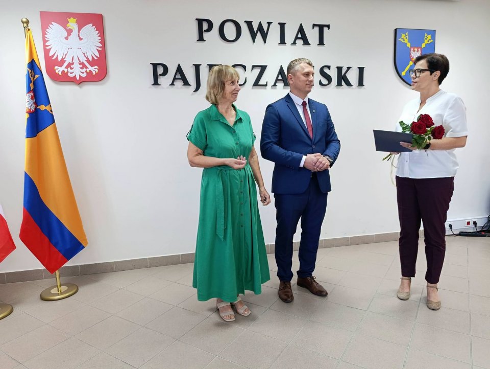 zdjęcie przedstawia grupę osób