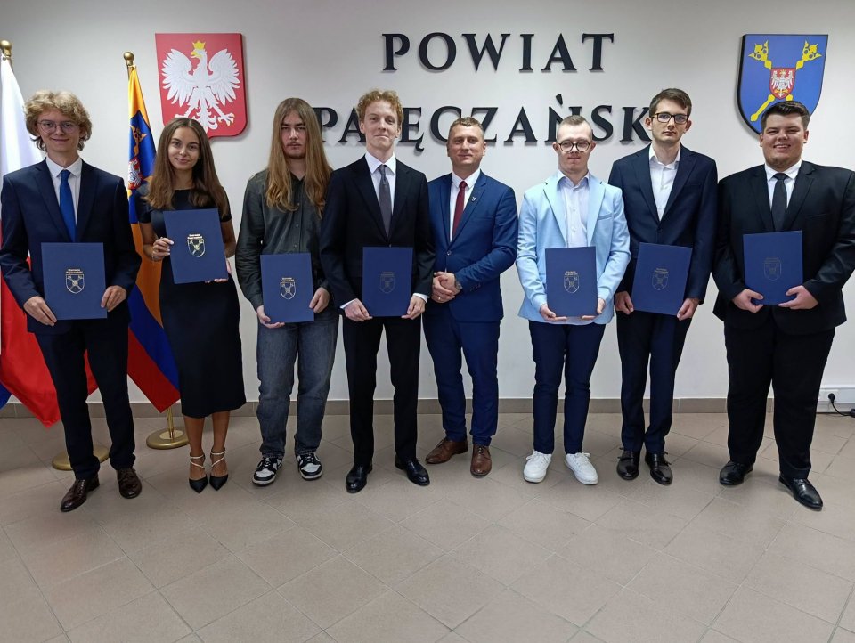 zdjęcie przedstawia grupę osób