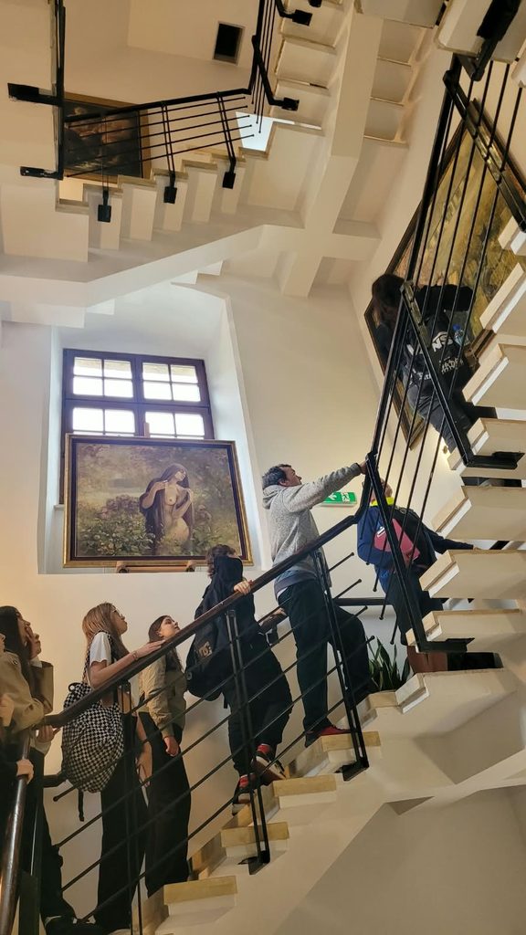 zdjęcie przedstawia grupę osób