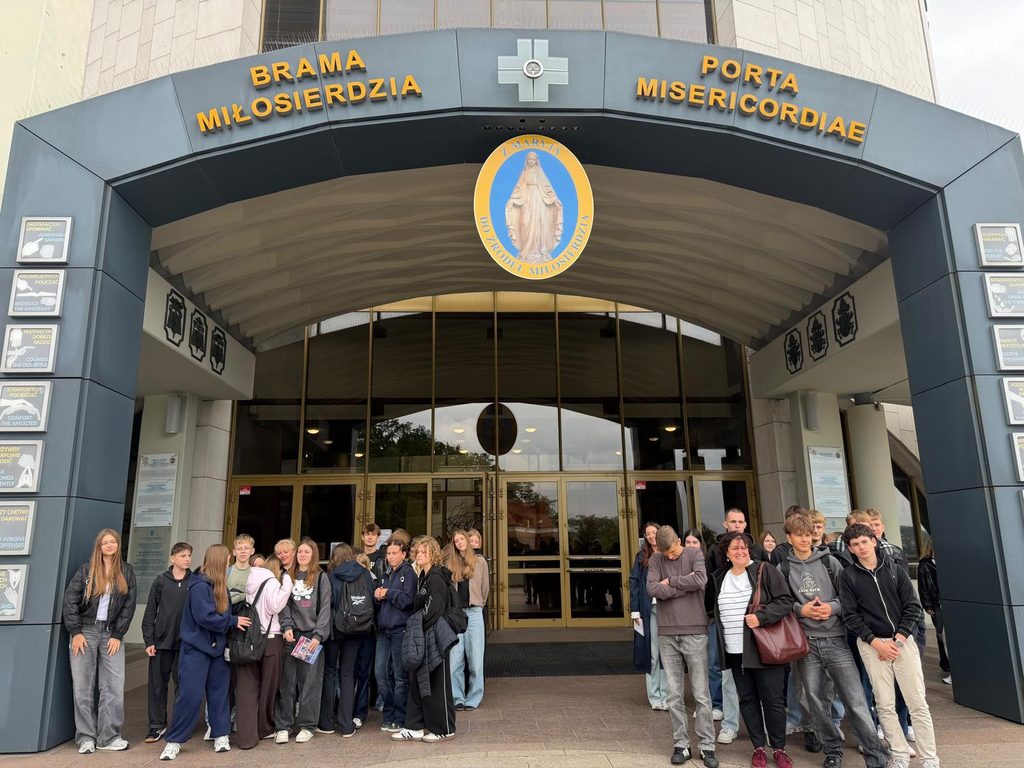 zdjęcie przedstawia grupę osób