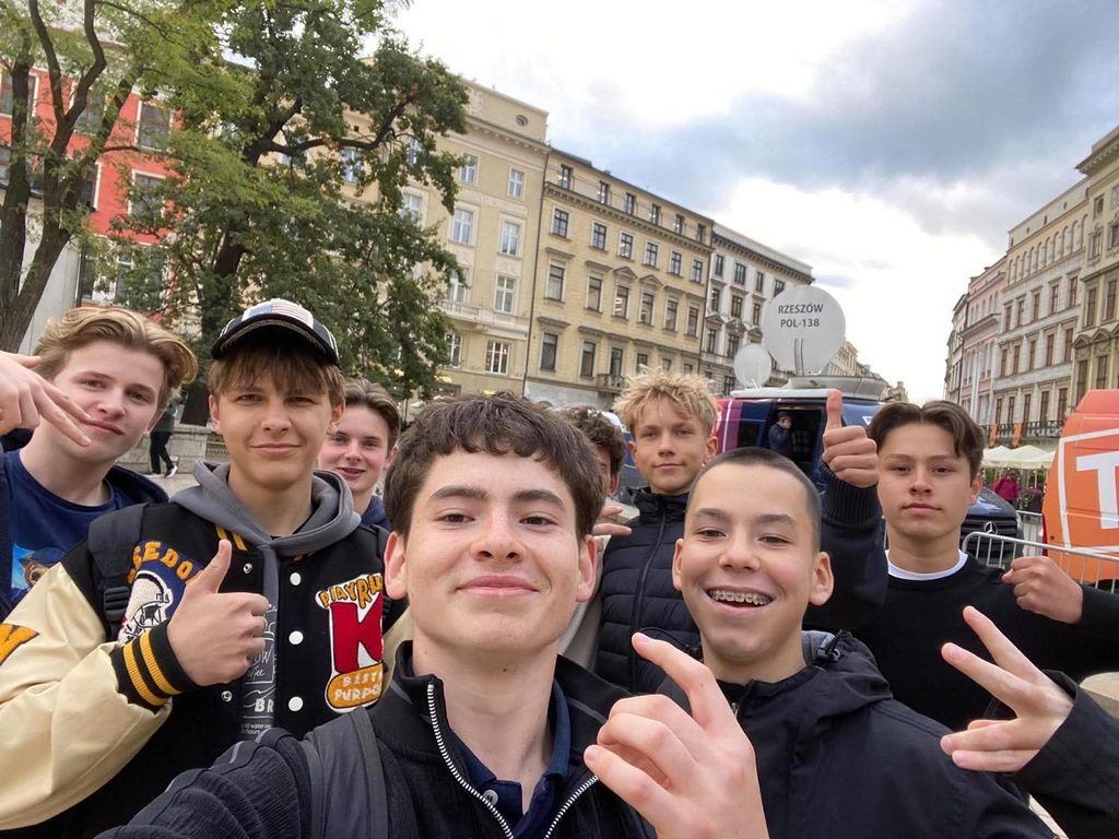 zdjęcie przedstawia grupę osób