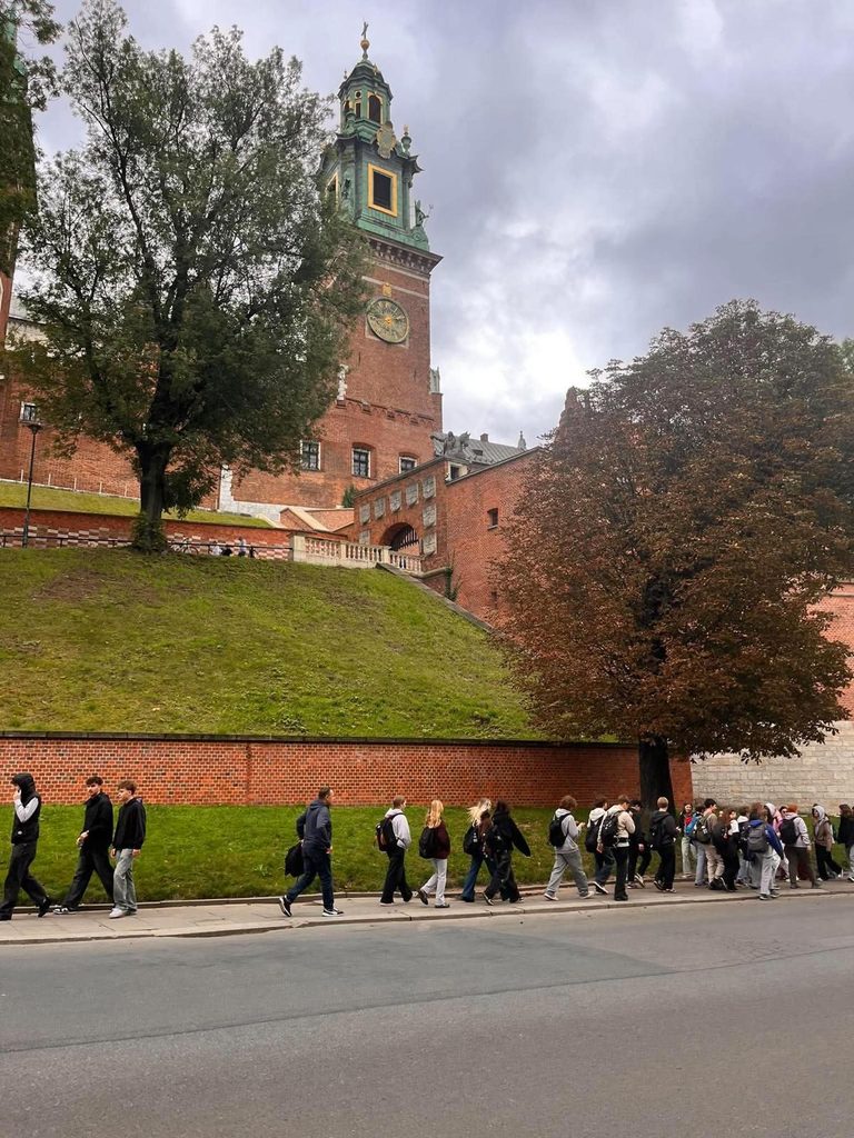 zdjęcie przedstawia grupę osób