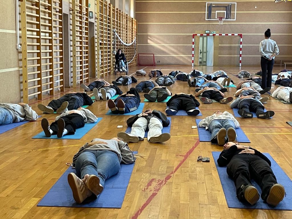 zdjęcie przedstawia grupę osób