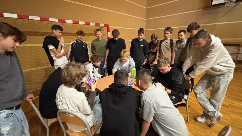 zdjęcie przedstawia grupę osób