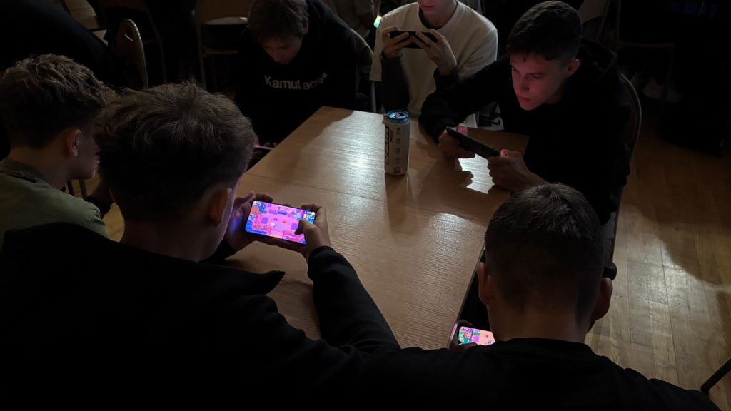 zdjęcie przedstawia grupę osób