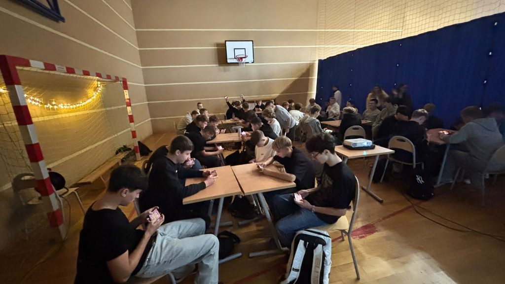 zdjęcie przedstawia grupę osób