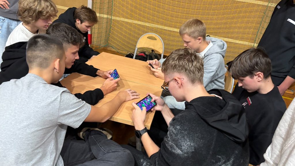 zdjęcie przedstawia grupę osób