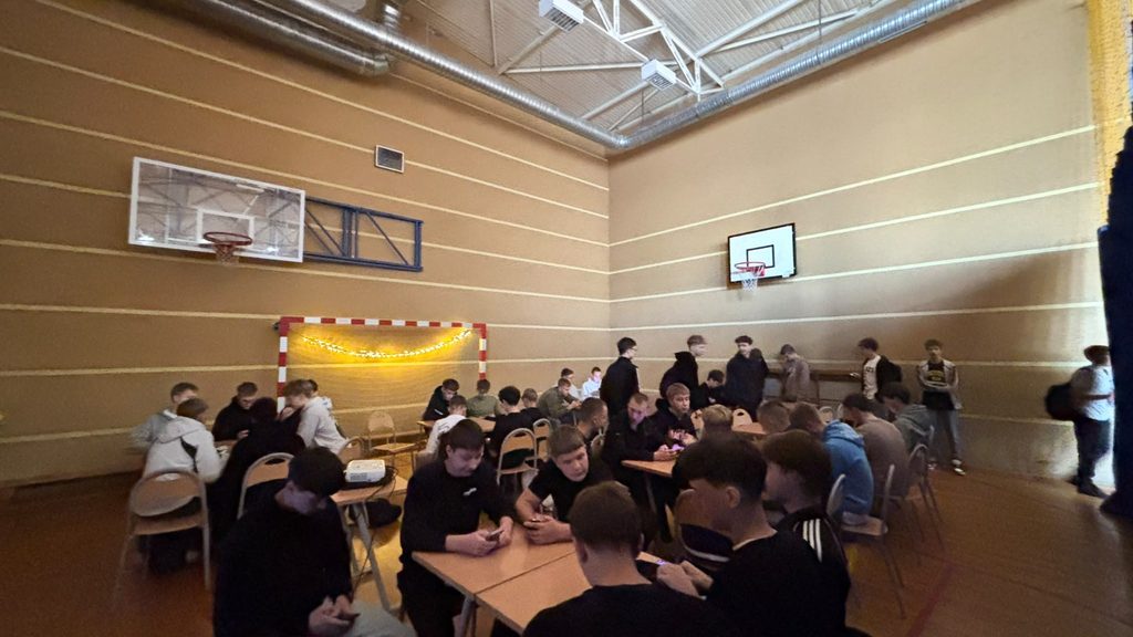 zdjęcie przedstawia grupę osób
