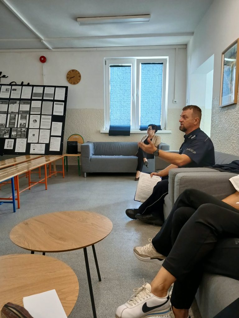 zdjęcie przedstawia grupę osób