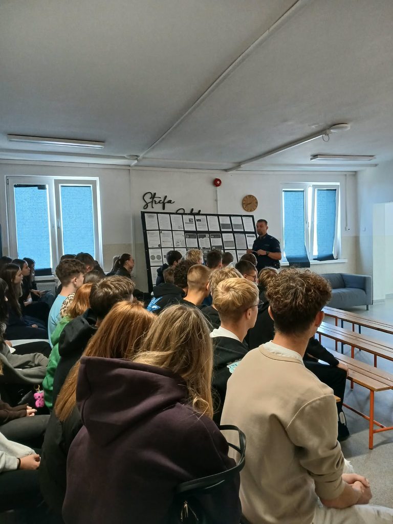 zdjęcie przedstawia grupę osób