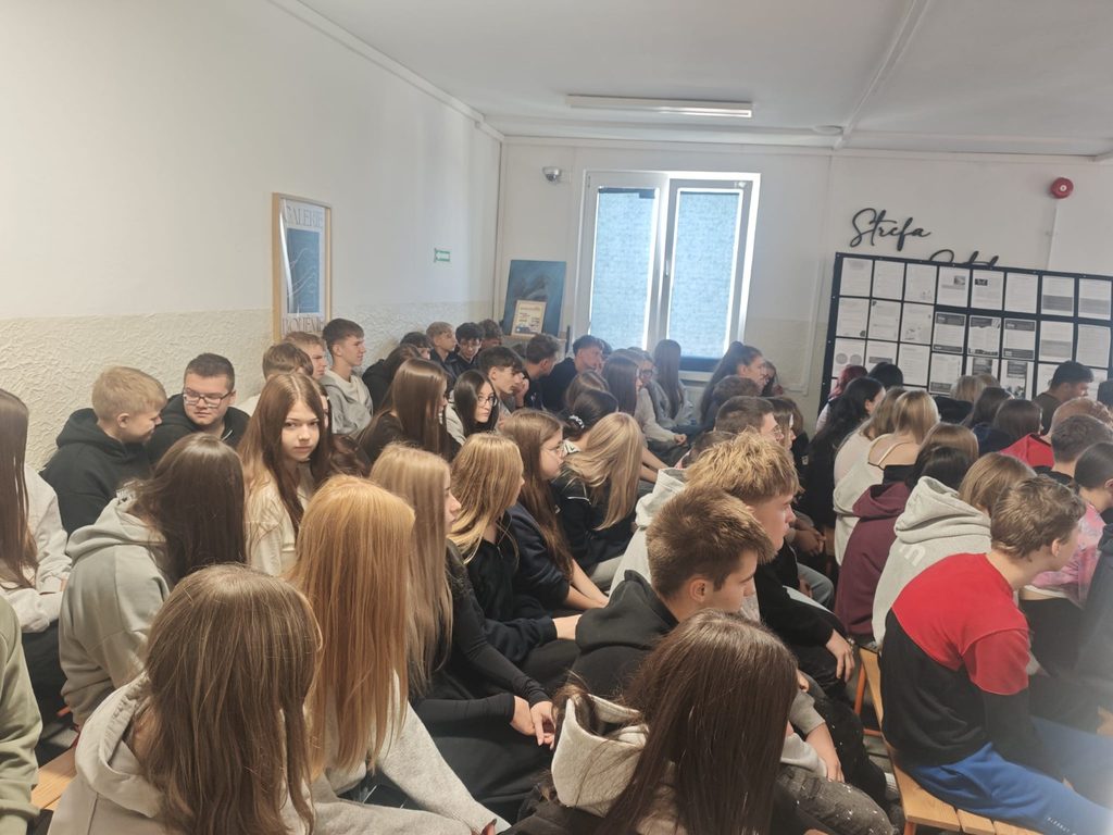 zdjęcie przedstawia grupę osób