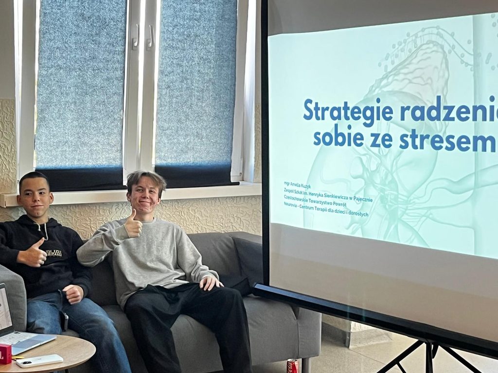 zdjęcie przedstawia grupę osób