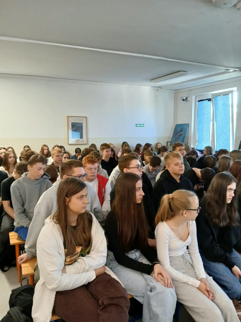 zdjęcie przedstawia grupę osób