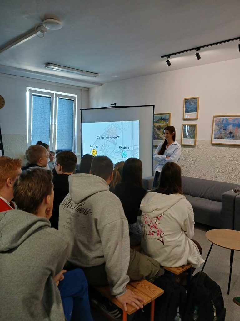 zdjęcie przedstawia grupę osób
