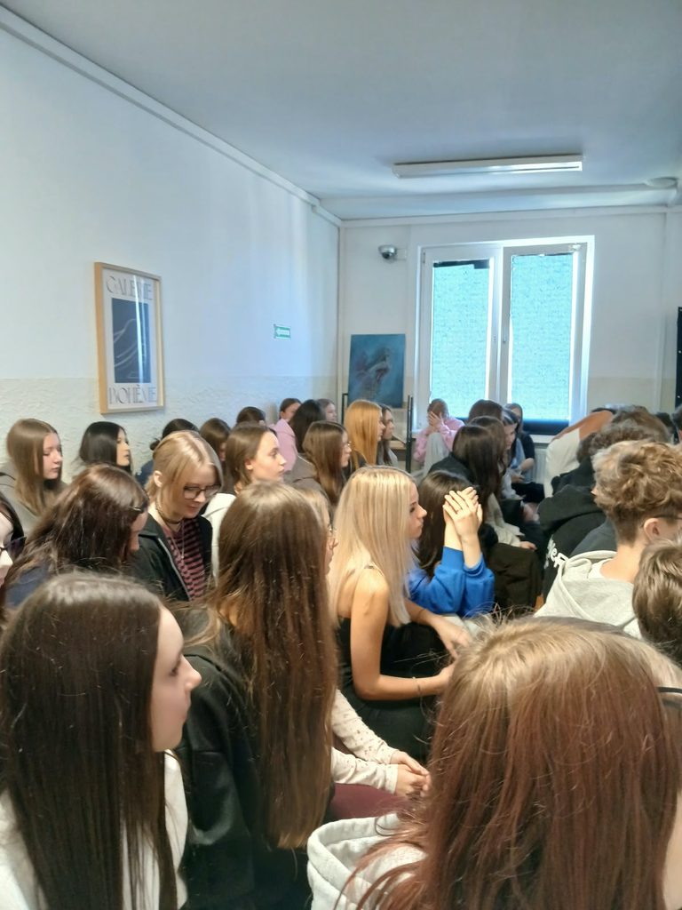 zdjęcie przedstawia grupę osób