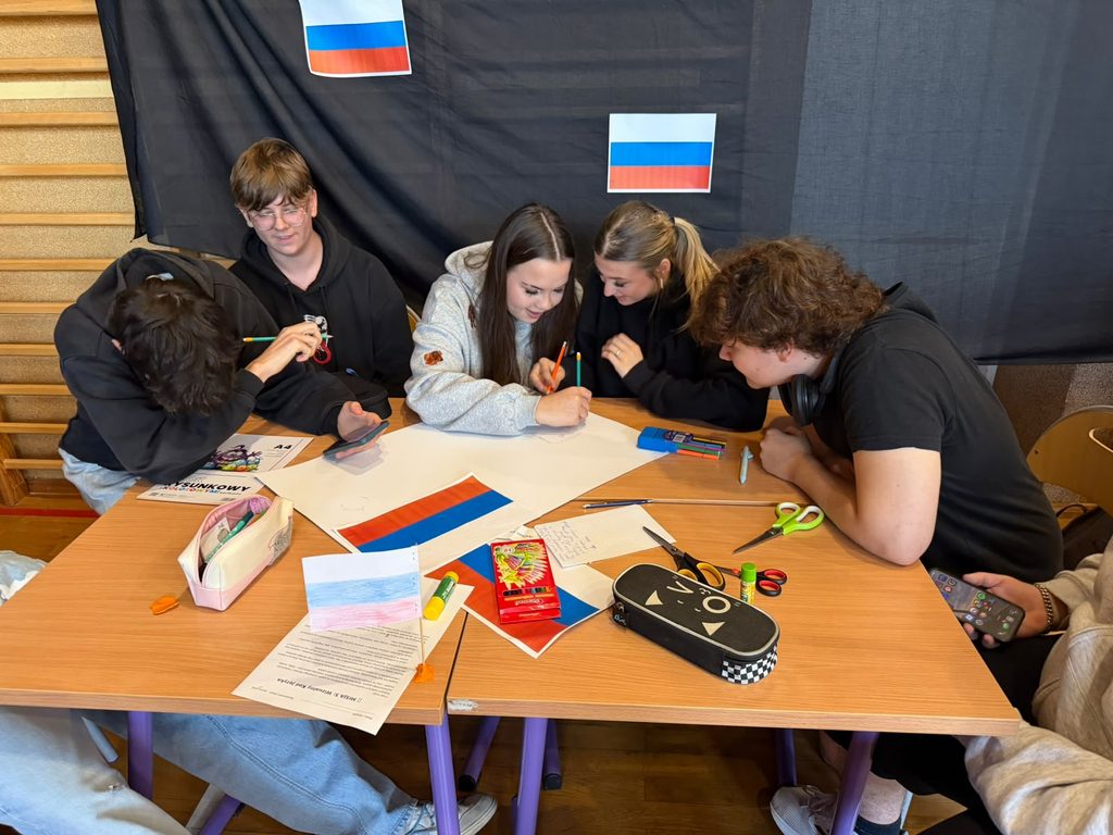 zdjęcie przedstawia grupę osób