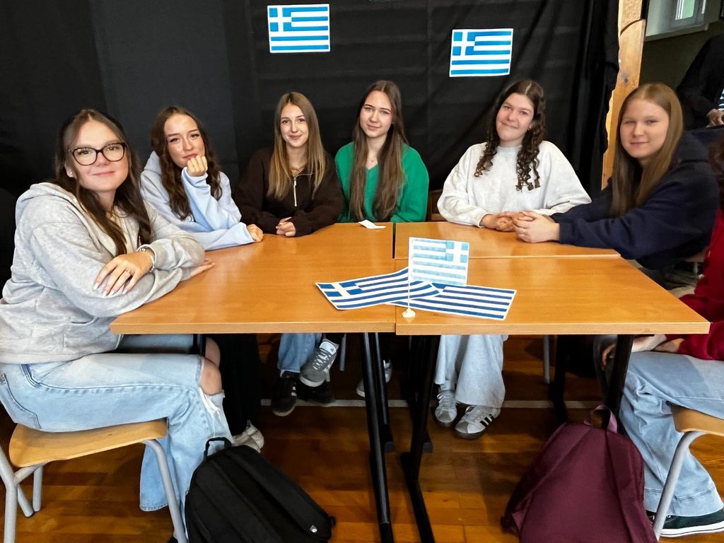 zdjęcie przedstawia grupę osób