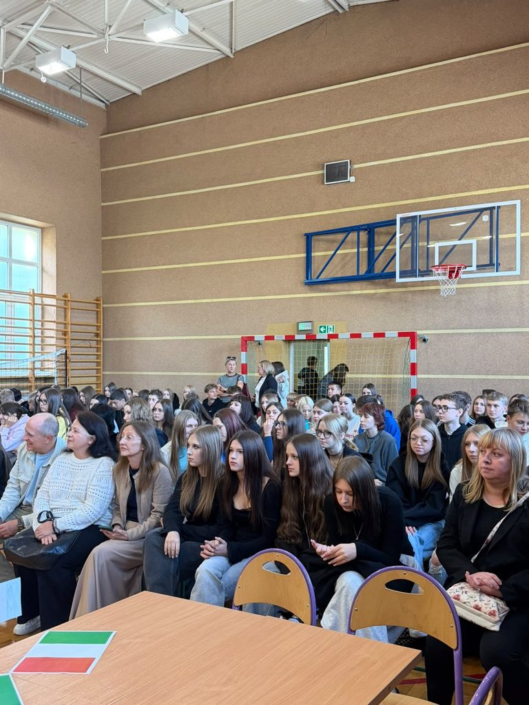 zdjęcie przedstawia grupę osób