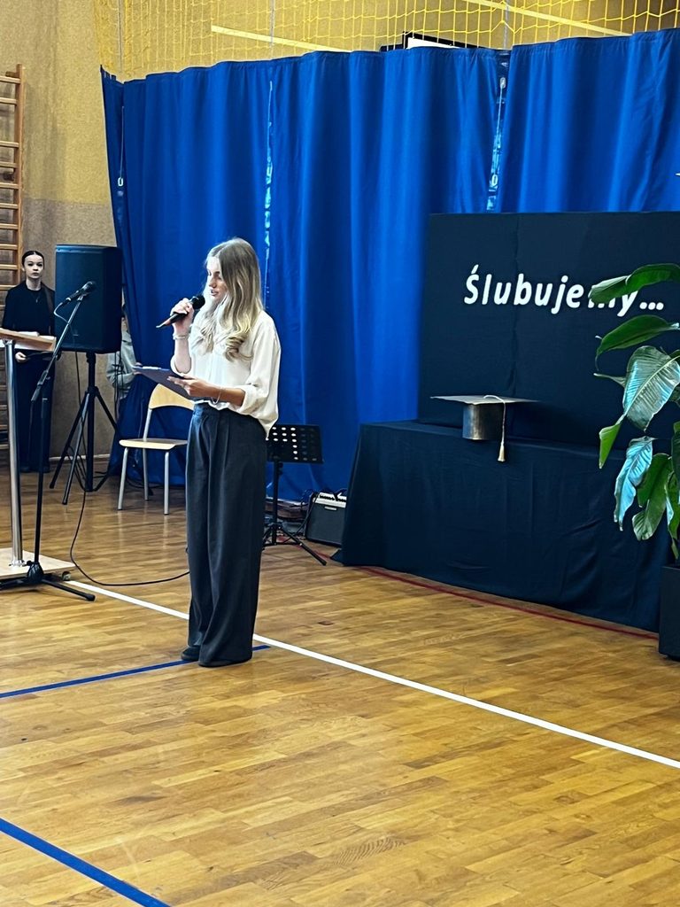 zdjęcie przedstawia grupę osób