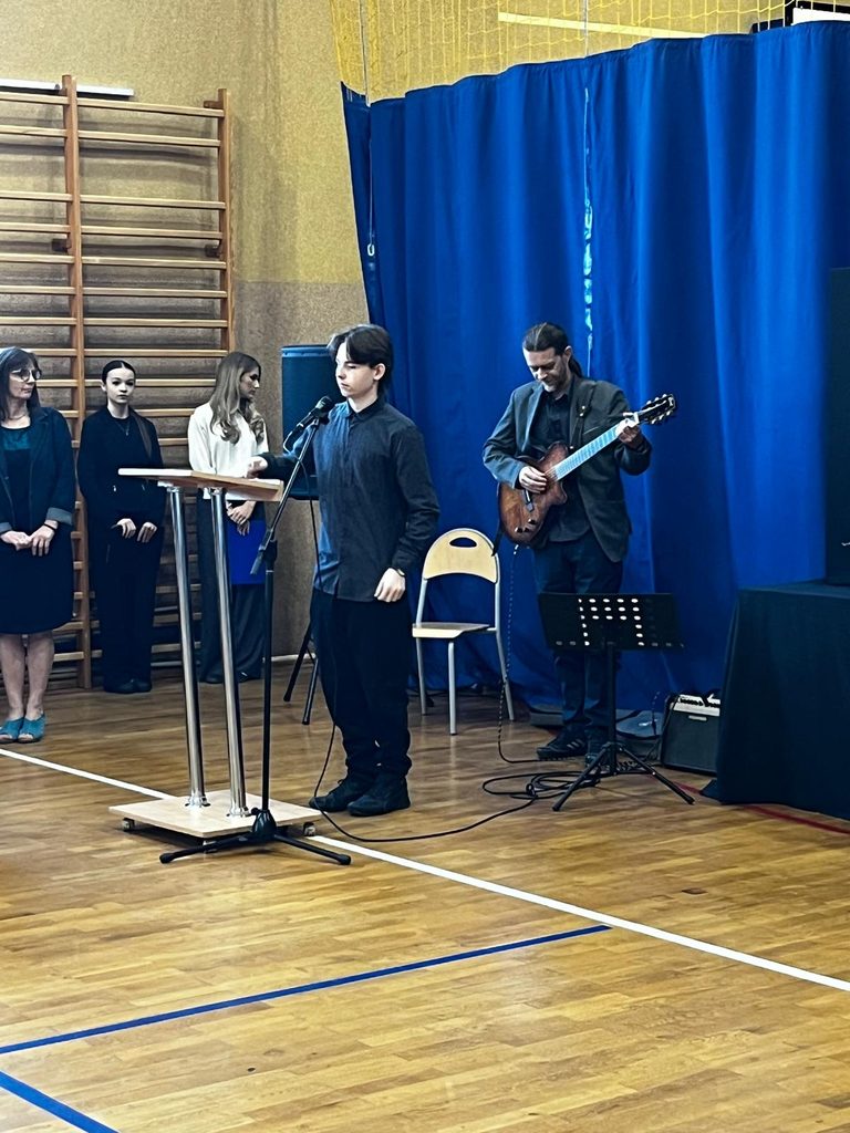 zdjęcie przedstawia grupę osób