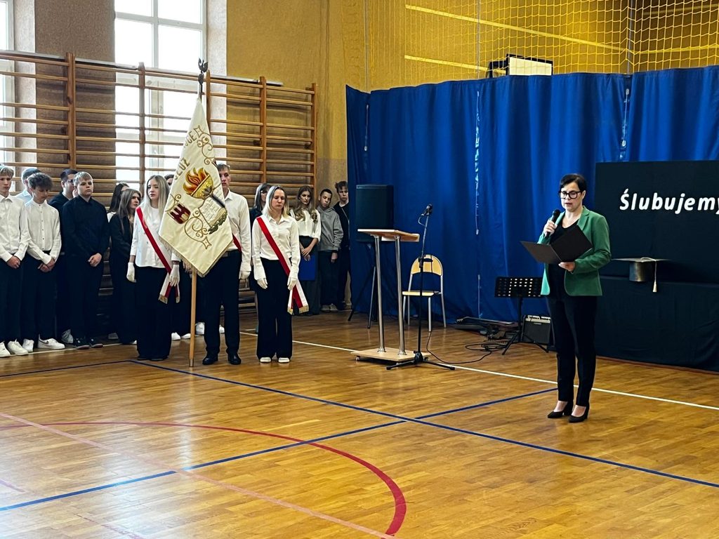 zdjęcie przedstawia grupę osób