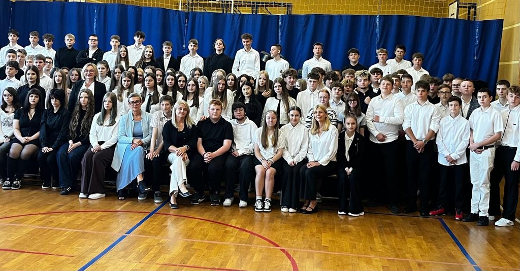 zdjęcie przedstawia grupę osób
