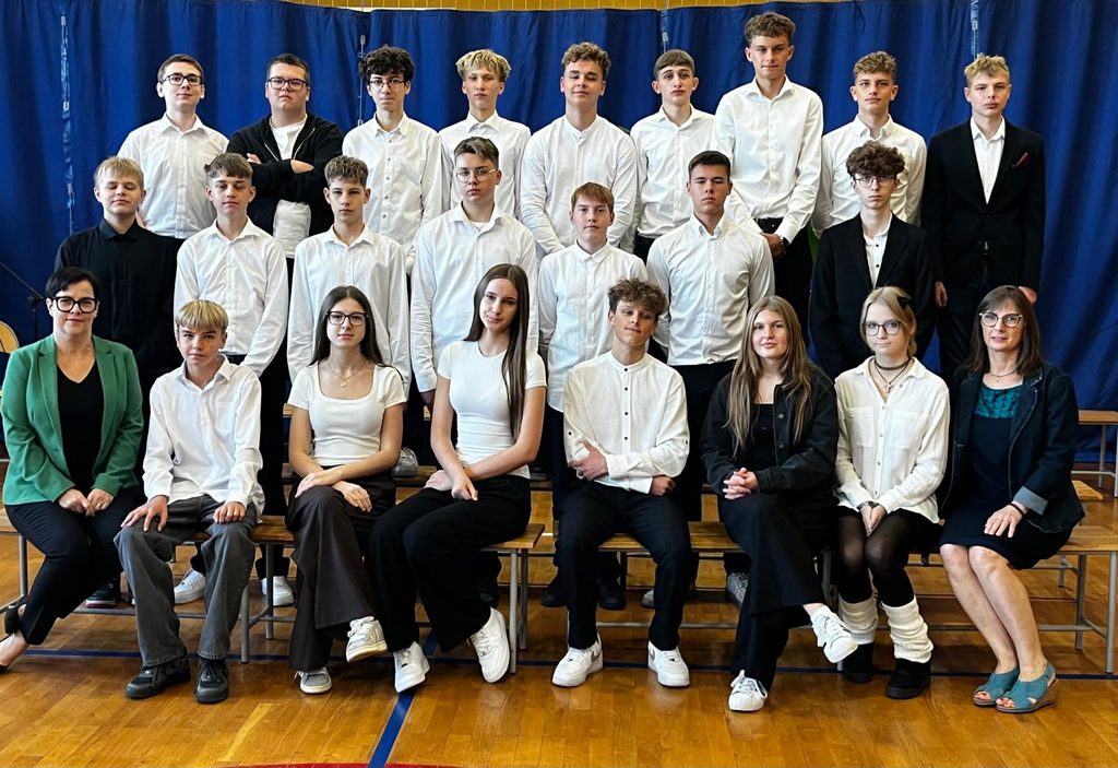 zdjęcie przedstawia grupę osób