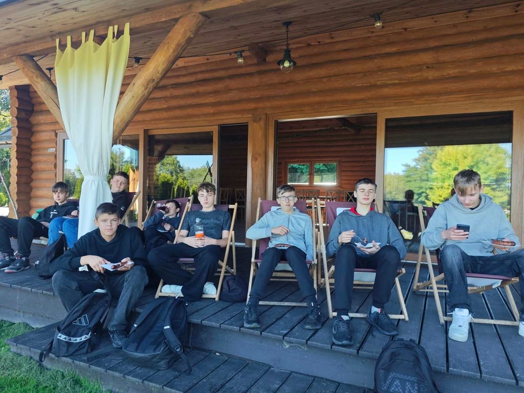 zdjęcie przedstawia grupę osób