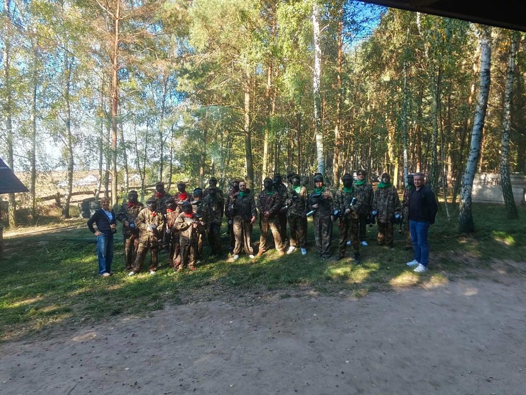 zdjęcie przedstawia grupę osób